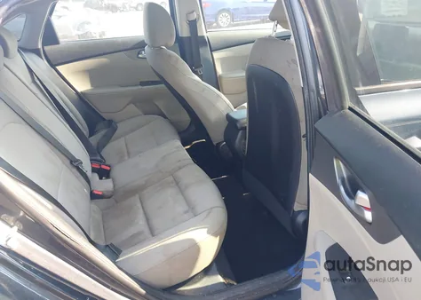 2019 Kia Forte Lxs z USA, uszkodzony, nr VIN 3KPF24AD9KE128969